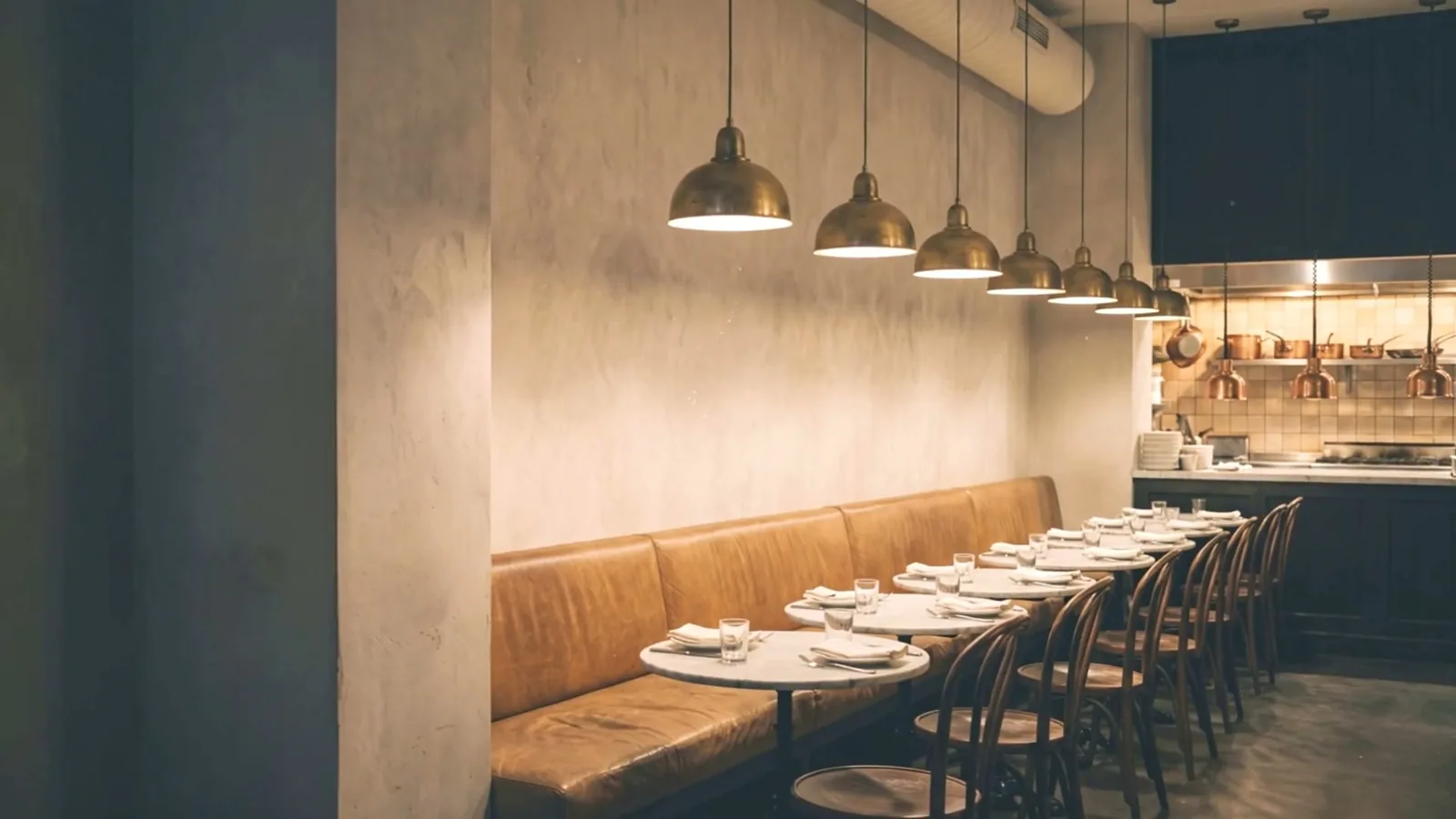Booths y banquetas cosiéndose, colocándose y terminándose, y los salones donde terminan